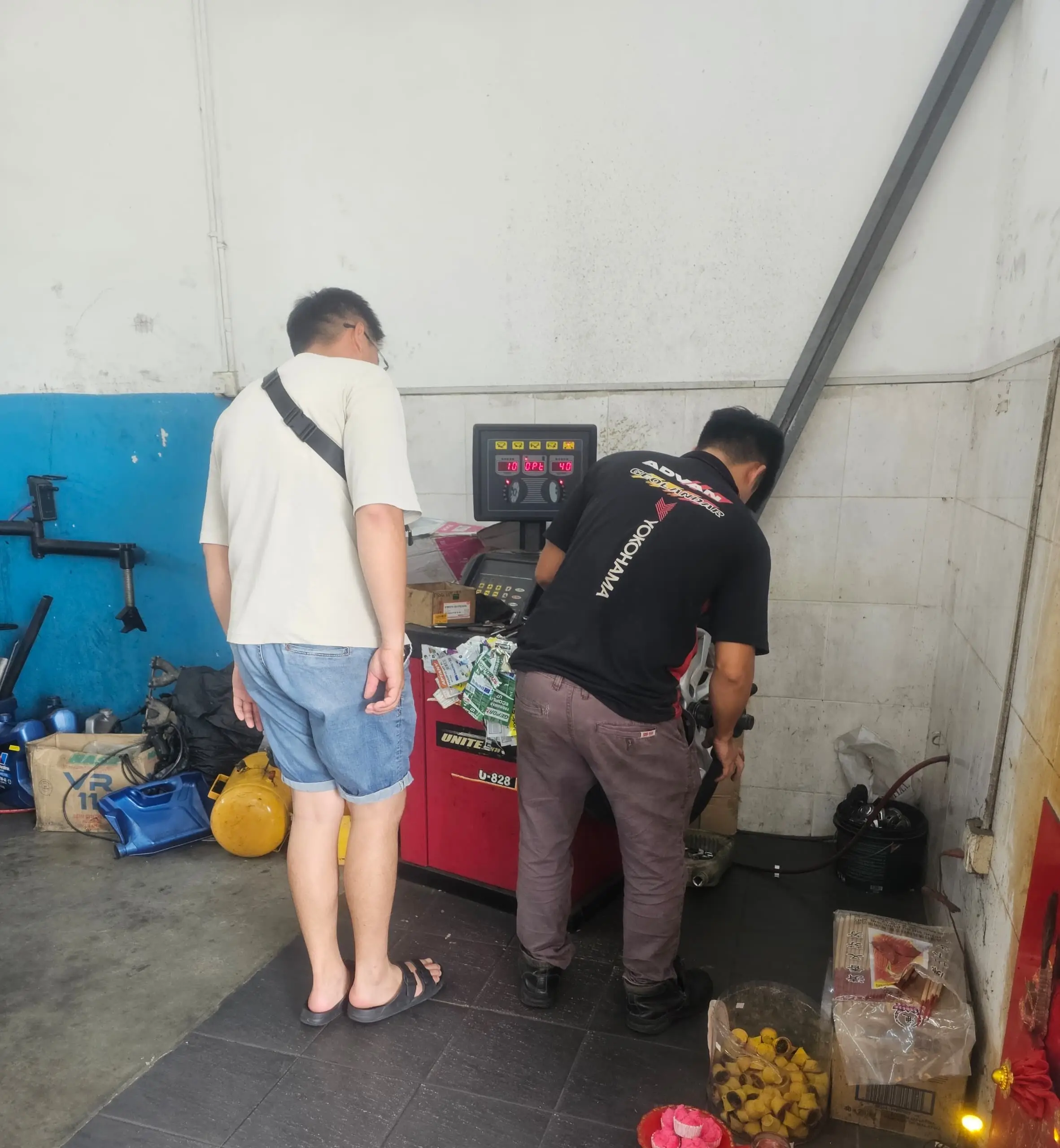 BAN HENG TYRE AUTO SERVICES - Automotive Wheel Balancing Machine