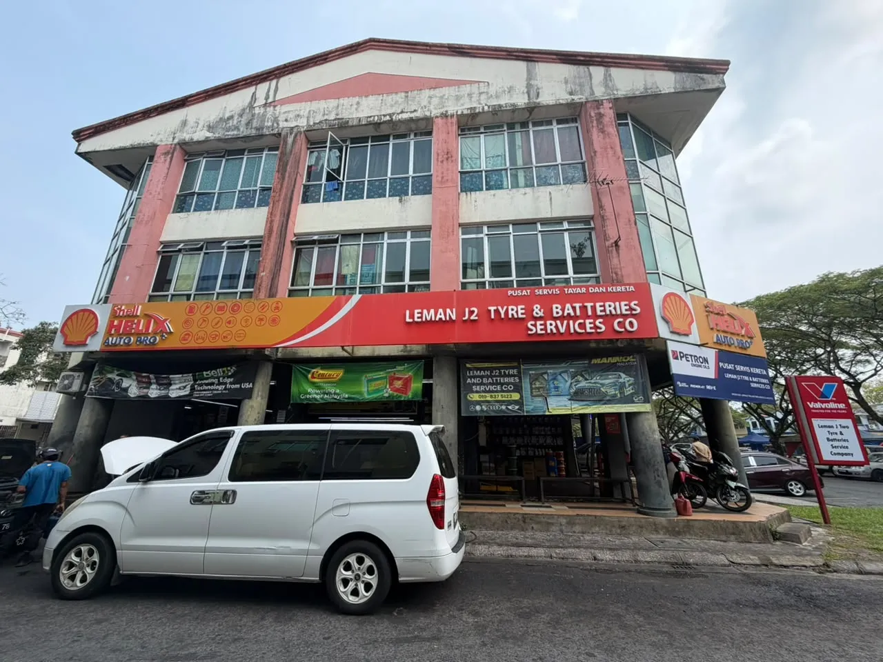 Leman J2 Tyre & Batteries Services CO - Front Store